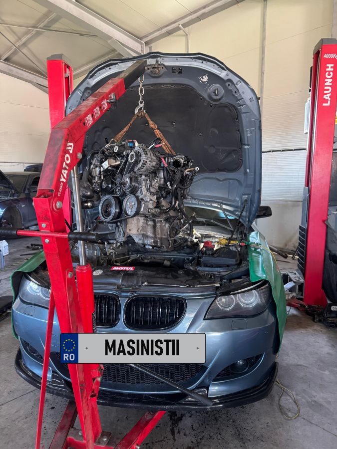 Motor scos cu macaraua, în service